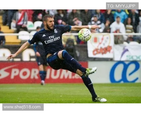 足球明星们的时尚选择揭秘他们场上场下的穿搭风格与品牌偏好