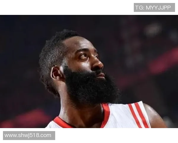 足球明星挑战哈登风格展现篮球魅力引发球迷热议