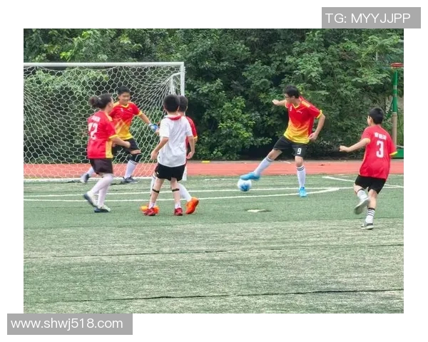 鲁港小学足球明星展现青春活力与团队精神的精彩瞬间 鲁港小学足球明星展现青春活力与团队精神的精彩瞬间
