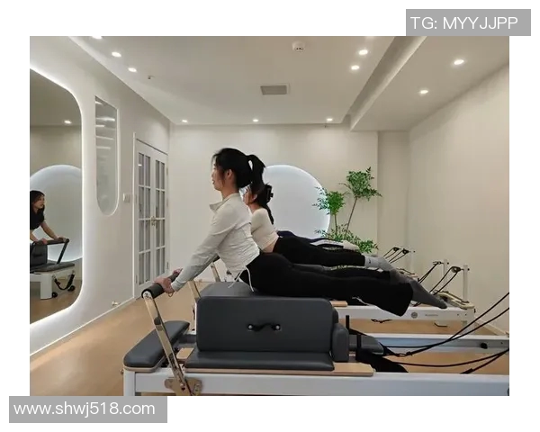 在家轻松健身哑铃训练攻略让你塑造完美身材